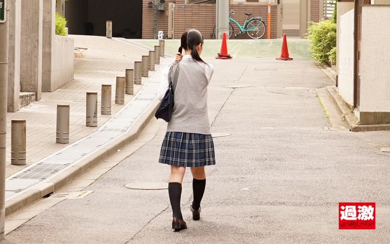 コンドームが脱げるほど媚薬でキツマンになった女子○生を無断で（ゴムごと）生ハメ