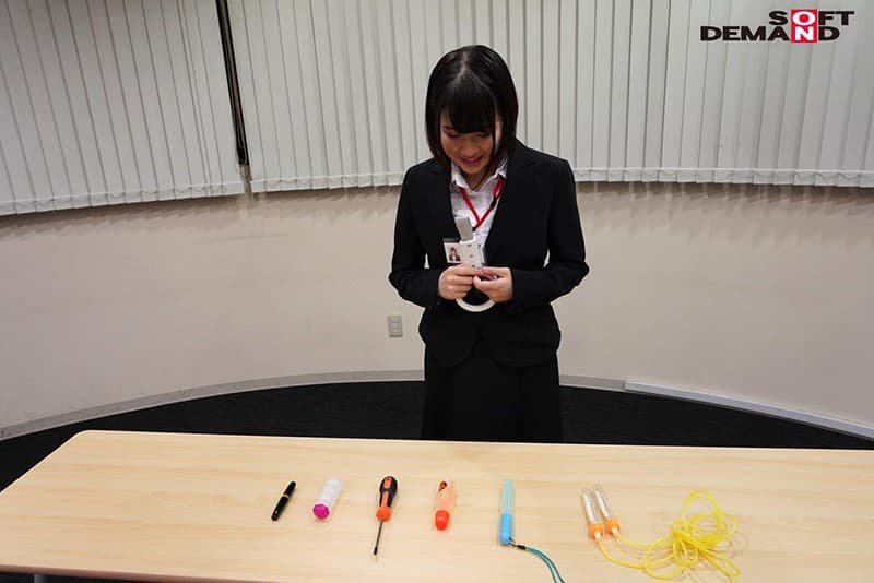 痴●電車！？股の中身はなんじゃろな？ SOD女子社員 新ゲーム企画部
