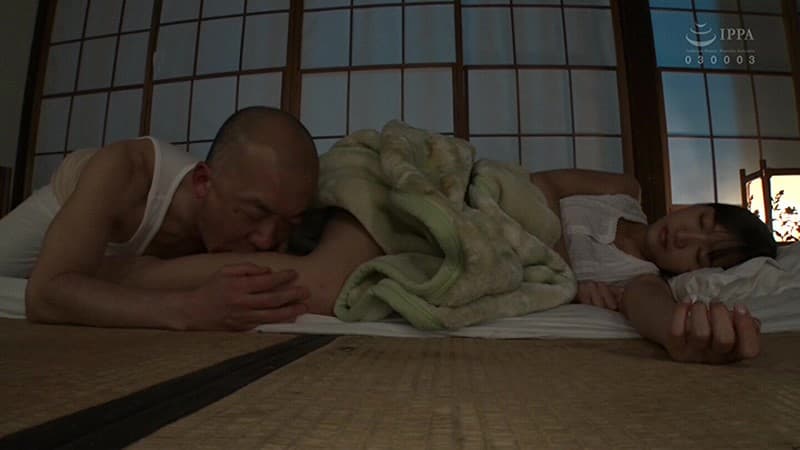「そんなとこにオクチつけちゃ汚いよぉ…」クンニの意味すら知らない黒髪少女のションベン臭い未熟マ●コを無理クリ舐め啜ってやると数秒後には完堕ちし自らパックリ股を開いて中年チ●ポをオネダリする