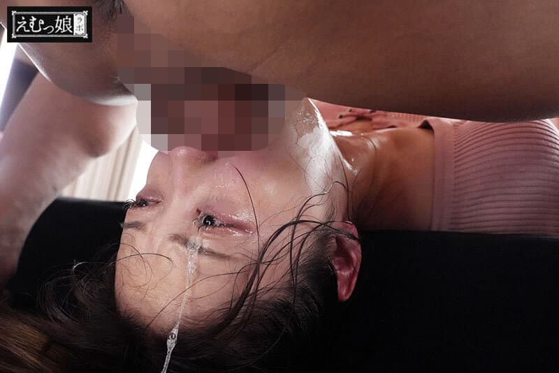 衝撃’喉奥’専属―。潤んだ瞳の美少女が嘔吐聖水を散らし狂い昇天するイラマ奉祝会 二葉エマ