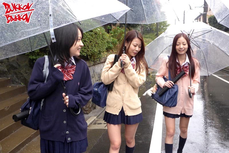 制服女子校生と中出し乱交～卒業～